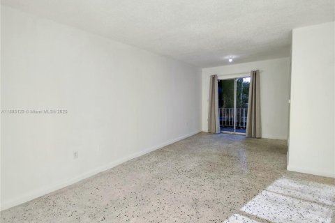Condo in Miami, Florida, 2 bedrooms  № 1930575 - photo 11