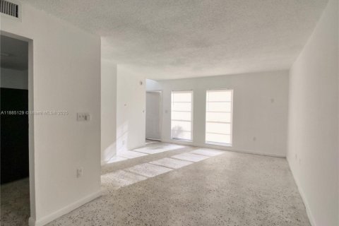 Condo in Miami, Florida, 2 bedrooms  № 1930575 - photo 4