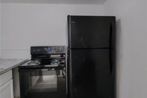 Condo in Miami, Florida, 2 bedrooms  № 1930575 - photo 7