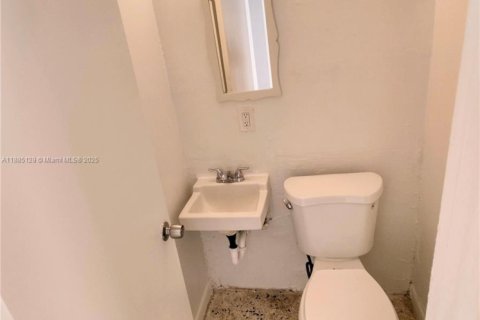 Condo in Miami, Florida, 2 bedrooms  № 1930575 - photo 10