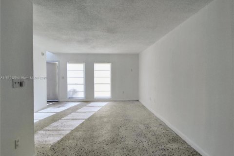 Condo in Miami, Florida, 2 bedrooms  № 1930575 - photo 1