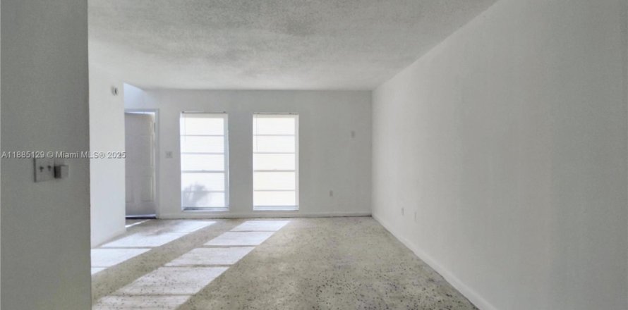 Condo in Miami, Florida, 2 bedrooms  № 1930575