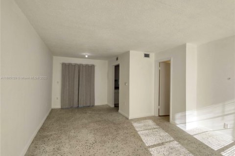 Condo in Miami, Florida, 2 bedrooms  № 1930575 - photo 3