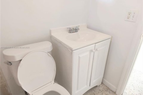 Condo in Miami, Florida, 2 bedrooms  № 1930575 - photo 16