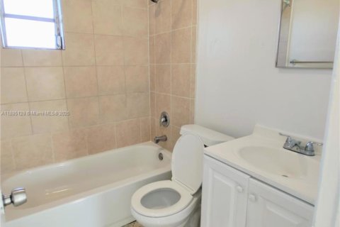 Condo in Miami, Florida, 2 bedrooms  № 1930575 - photo 15