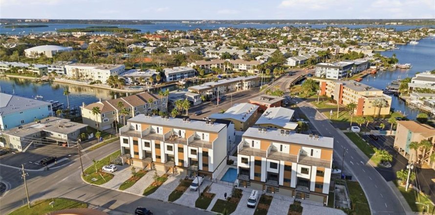 Condo à Treasure Island, Floride, 5 chambres  № 2377747
