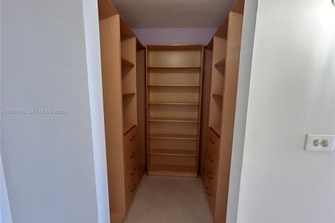 Condo in North Bay Village, Florida, 2 bedrooms  № 2067637 - photo 10