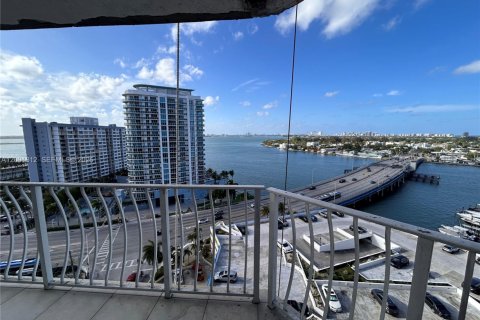 Condo in North Bay Village, Florida, 2 bedrooms  № 2067637 - photo 16