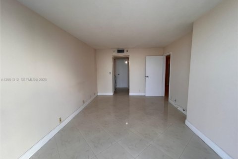 Condo in North Bay Village, Florida, 2 bedrooms  № 2067637 - photo 24