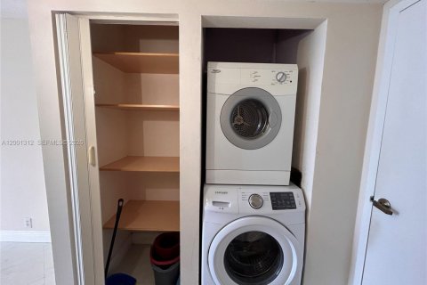 Condo in North Bay Village, Florida, 2 bedrooms  № 2067637 - photo 19