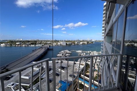 Condo in North Bay Village, Florida, 2 bedrooms  № 2067637 - photo 25