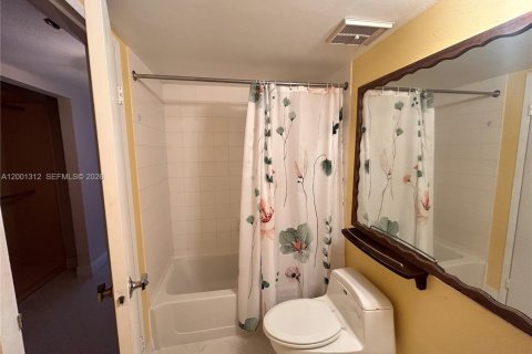 Condo in North Bay Village, Florida, 2 bedrooms  № 2067637 - photo 12