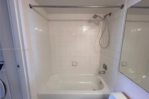 Condo in North Bay Village, Florida, 2 bedrooms  № 2067637 - photo 21