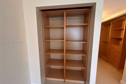 Condo in North Bay Village, Florida, 2 bedrooms  № 2067637 - photo 9