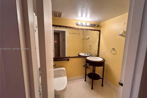 Condo in North Bay Village, Florida, 2 bedrooms  № 2067637 - photo 13