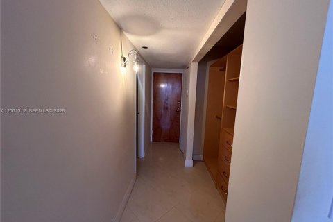 Condo in North Bay Village, Florida, 2 bedrooms  № 2067637 - photo 8