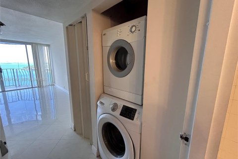 Condo in North Bay Village, Florida, 2 bedrooms  № 2067637 - photo 20