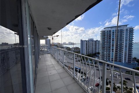 Condo in North Bay Village, Florida, 2 bedrooms  № 2067637 - photo 26