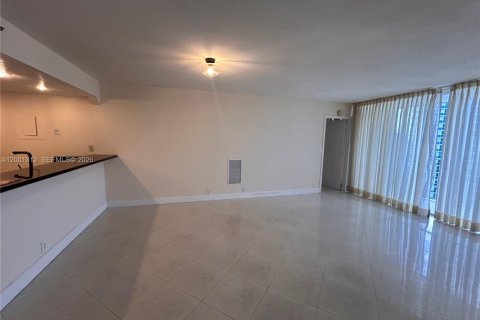 Condo in North Bay Village, Florida, 2 bedrooms  № 2067637 - photo 4