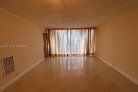 Condo in North Bay Village, Florida, 2 bedrooms  № 2067637 - photo 23