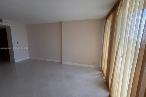 Condo in North Bay Village, Florida, 2 bedrooms  № 2067637 - photo 6