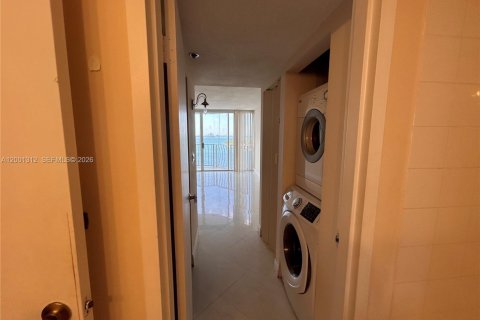 Condo in North Bay Village, Florida, 2 bedrooms  № 2067637 - photo 18