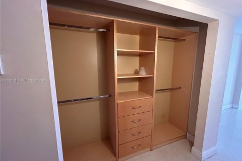 Condo in North Bay Village, Florida, 2 bedrooms  № 2067637 - photo 11