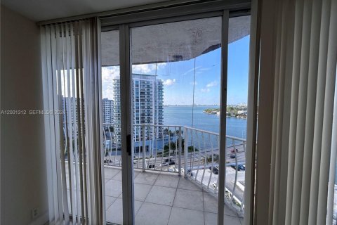 Condo in North Bay Village, Florida, 2 bedrooms  № 2067637 - photo 17