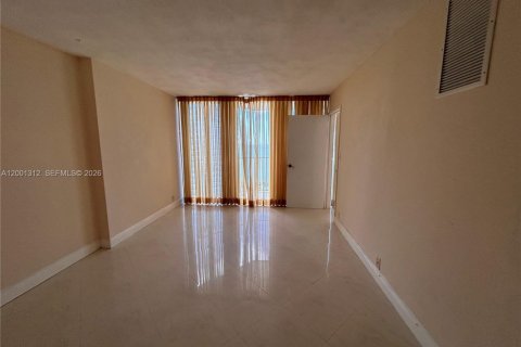 Condo in North Bay Village, Florida, 2 bedrooms  № 2067637 - photo 14