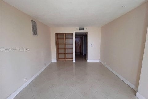 Condo in North Bay Village, Florida, 2 bedrooms  № 2067637 - photo 7