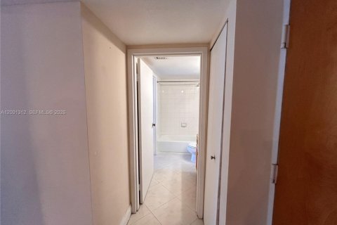 Condo in North Bay Village, Florida, 2 bedrooms  № 2067637 - photo 27