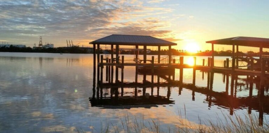 House in Jacksonville, Florida 3 bedrooms, 243.78 sq.m. № 826876