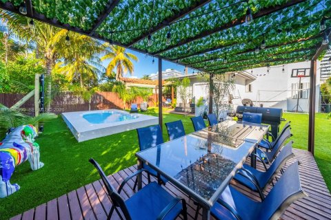 House in Surfside, Florida 3 bedrooms, 123.28 sq.m. № 2000968 - photo 6