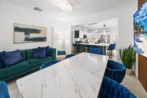 House in Surfside, Florida 3 bedrooms, 123.28 sq.m. № 2000968 - photo 14