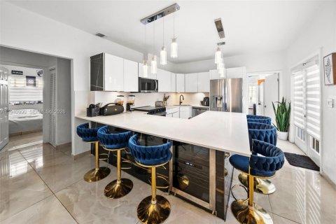 House in Surfside, Florida 3 bedrooms, 123.28 sq.m. № 2000968 - photo 17