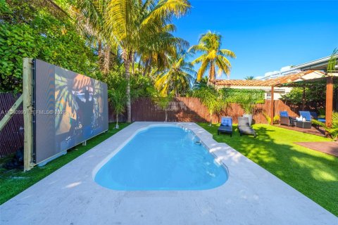 House in Surfside, Florida 3 bedrooms, 123.28 sq.m. № 2000968 - photo 10