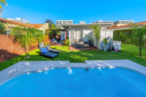 House in Surfside, Florida 3 bedrooms, 123.28 sq.m. № 2000968 - photo 12