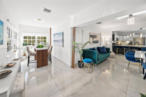 House in Surfside, Florida 3 bedrooms, 123.28 sq.m. № 2000968 - photo 22