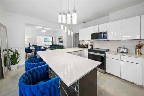 House in Surfside, Florida 3 bedrooms, 123.28 sq.m. № 2000968 - photo 18