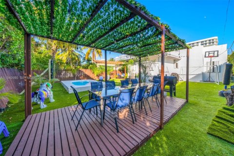 House in Surfside, Florida 3 bedrooms, 123.28 sq.m. № 2000968 - photo 7