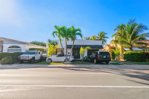 House in Surfside, Florida 3 bedrooms, 123.28 sq.m. № 2000968