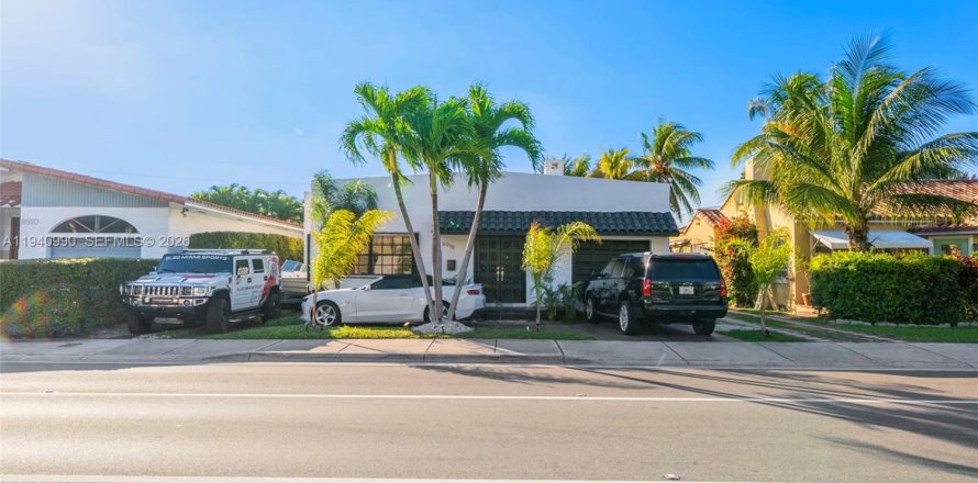 House in Surfside, Florida 3 bedrooms, 123.28 sq.m. № 2000968