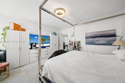 House in Surfside, Florida 3 bedrooms, 123.28 sq.m. № 2000968 - photo 30