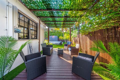 House in Surfside, Florida 3 bedrooms, 123.28 sq.m. № 2000968 - photo 3