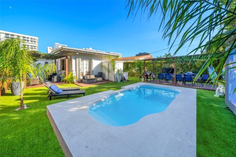 House in Surfside, Florida 3 bedrooms, 123.28 sq.m. № 2000968 - photo 11