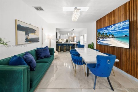 House in Surfside, Florida 3 bedrooms, 123.28 sq.m. № 2000968 - photo 15