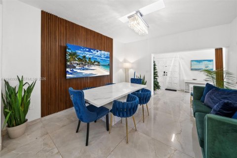 House in Surfside, Florida 3 bedrooms, 123.28 sq.m. № 2000968 - photo 20