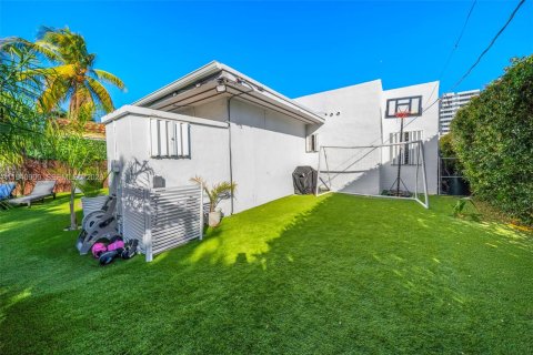 House in Surfside, Florida 3 bedrooms, 123.28 sq.m. № 2000968 - photo 8