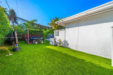 House in Surfside, Florida 3 bedrooms, 123.28 sq.m. № 2000968 - photo 9