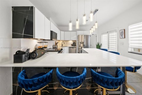 House in Surfside, Florida 3 bedrooms, 123.28 sq.m. № 2000968 - photo 19